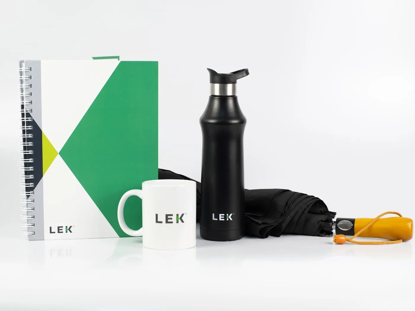 Kit corporativo completo com caixa, caderno wire-o, pasta, caneca, garrafa e guarda-chuva personalizados