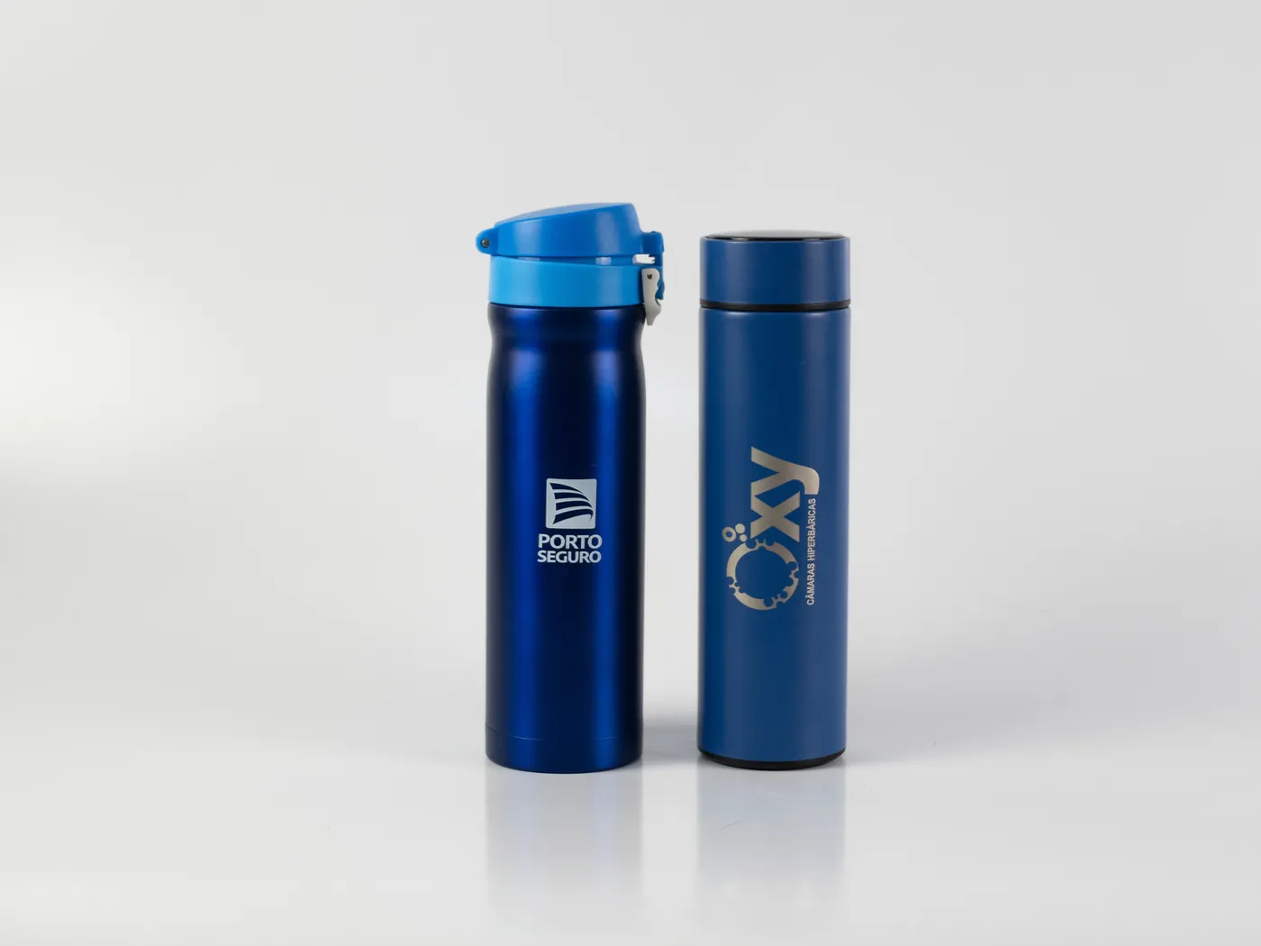 Garrafas térmicas personalizadas em azul com logotipo aplicado