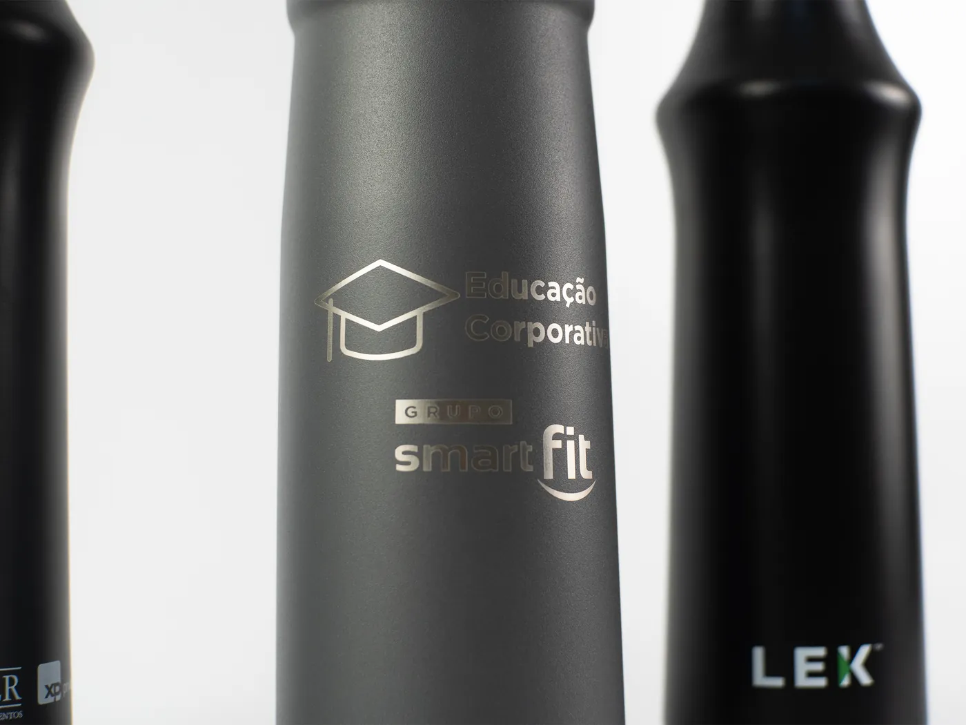 Detalhe da gravação a laser do logotipo em garrafa térmica com pintura texturizada