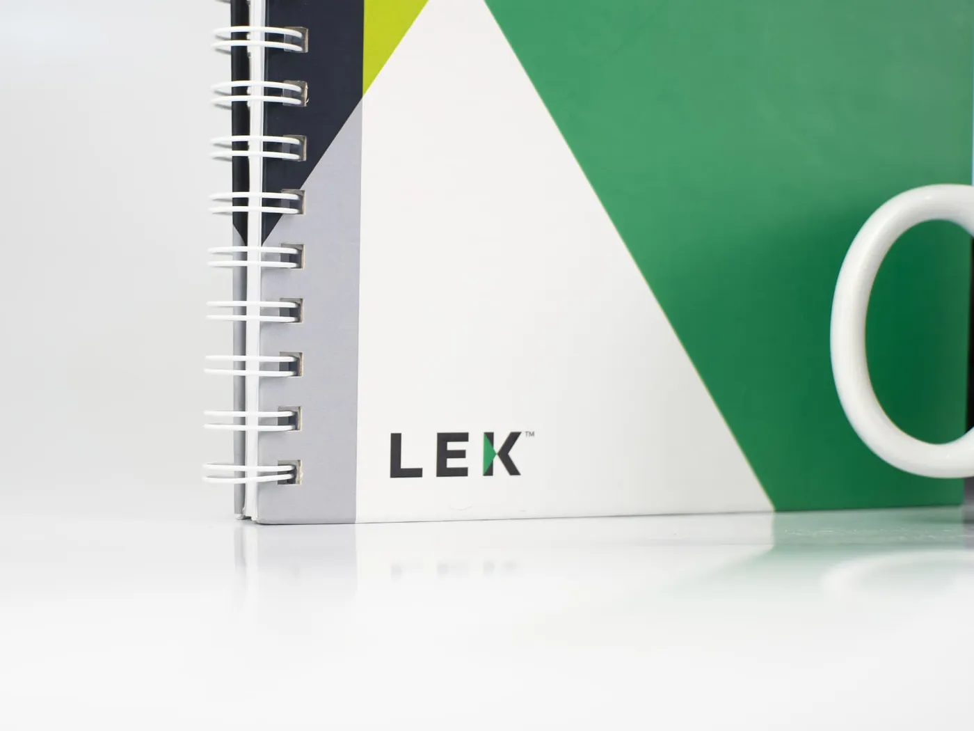 Detalhe do wire-o branco e da capa dura impressa em quadricromia do caderno