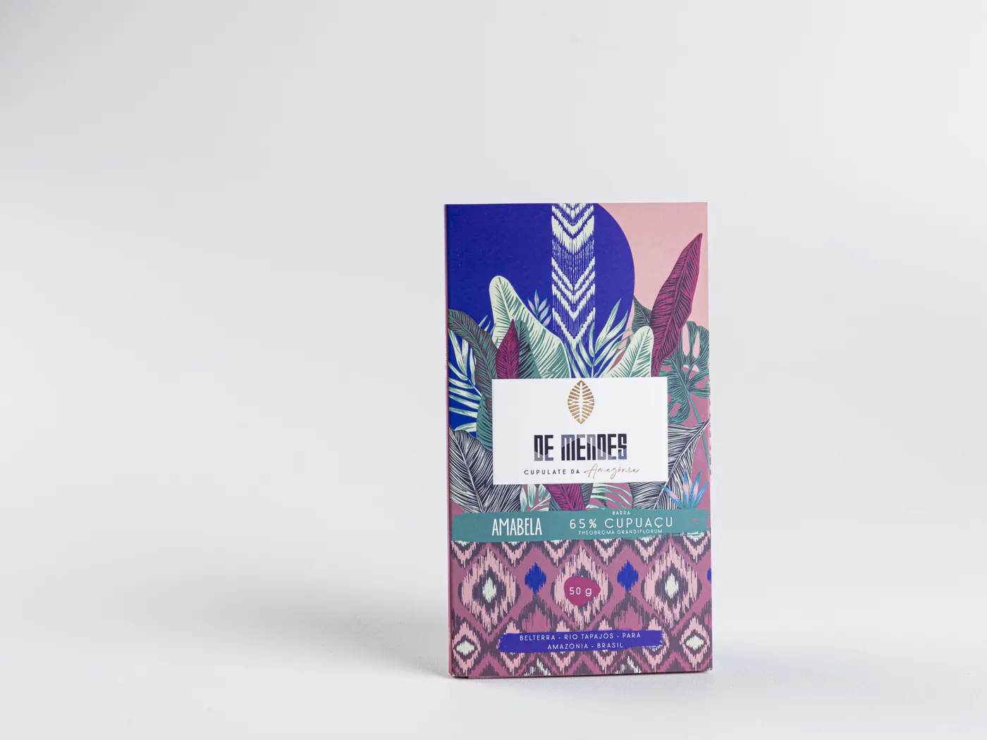 Barra de chocolate De Mendes com ilustração amazônica em tons de roxo e coral