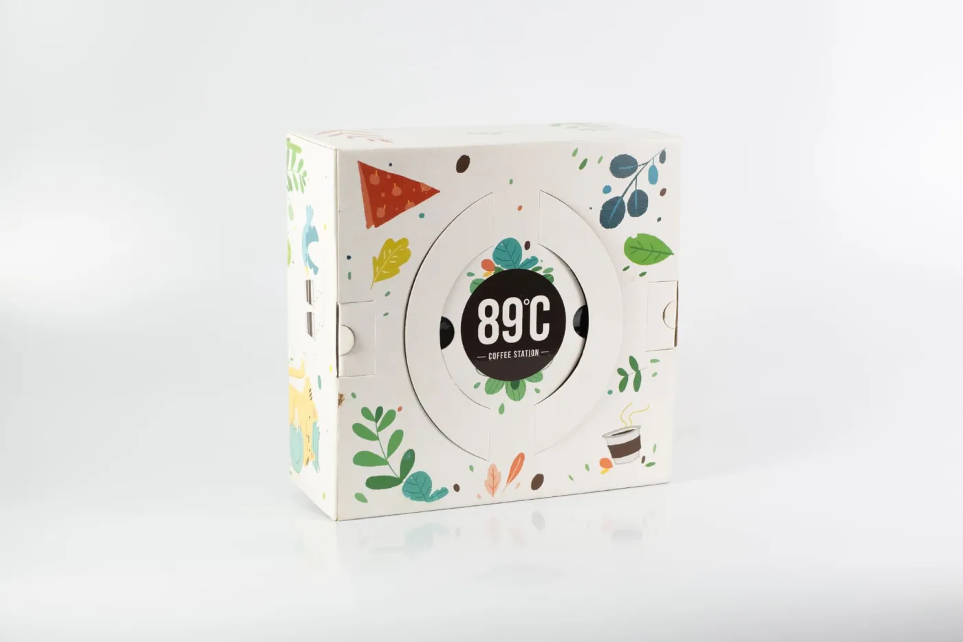 Caixa display 89°C Coffee Station com janela recortada e ilustrações coloridas