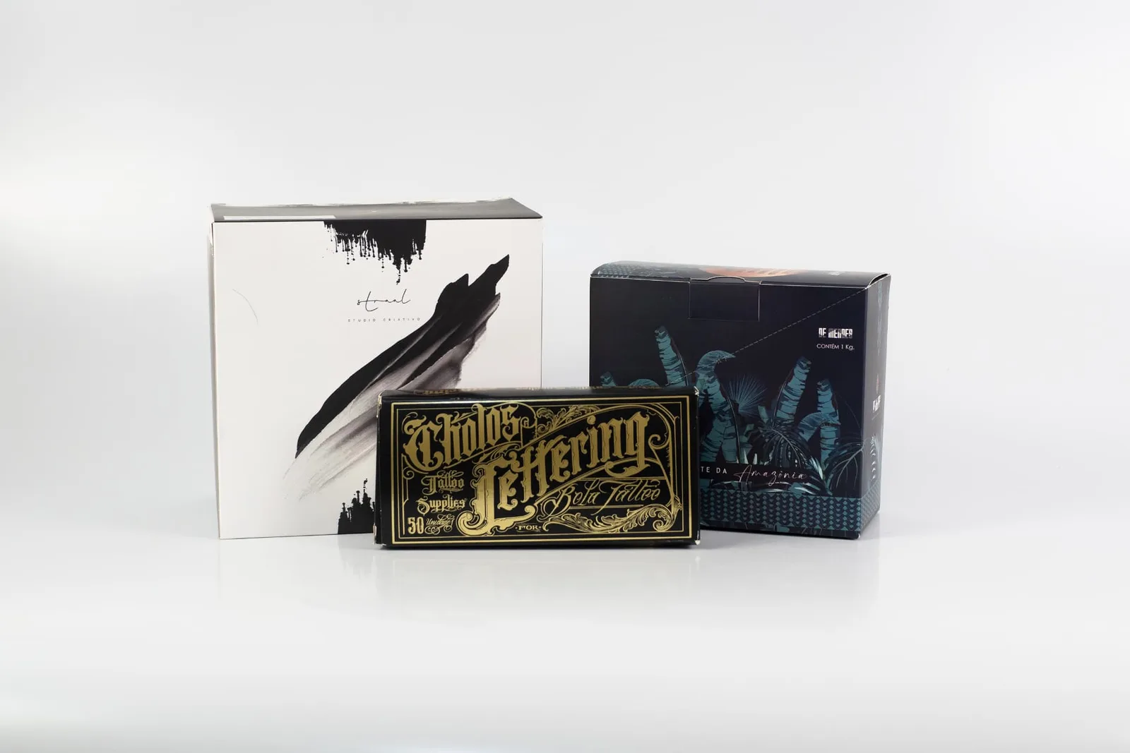 Conjunto de caixas para estúdio de tatuagem com impressão em preto, branco e hot stamping dourado