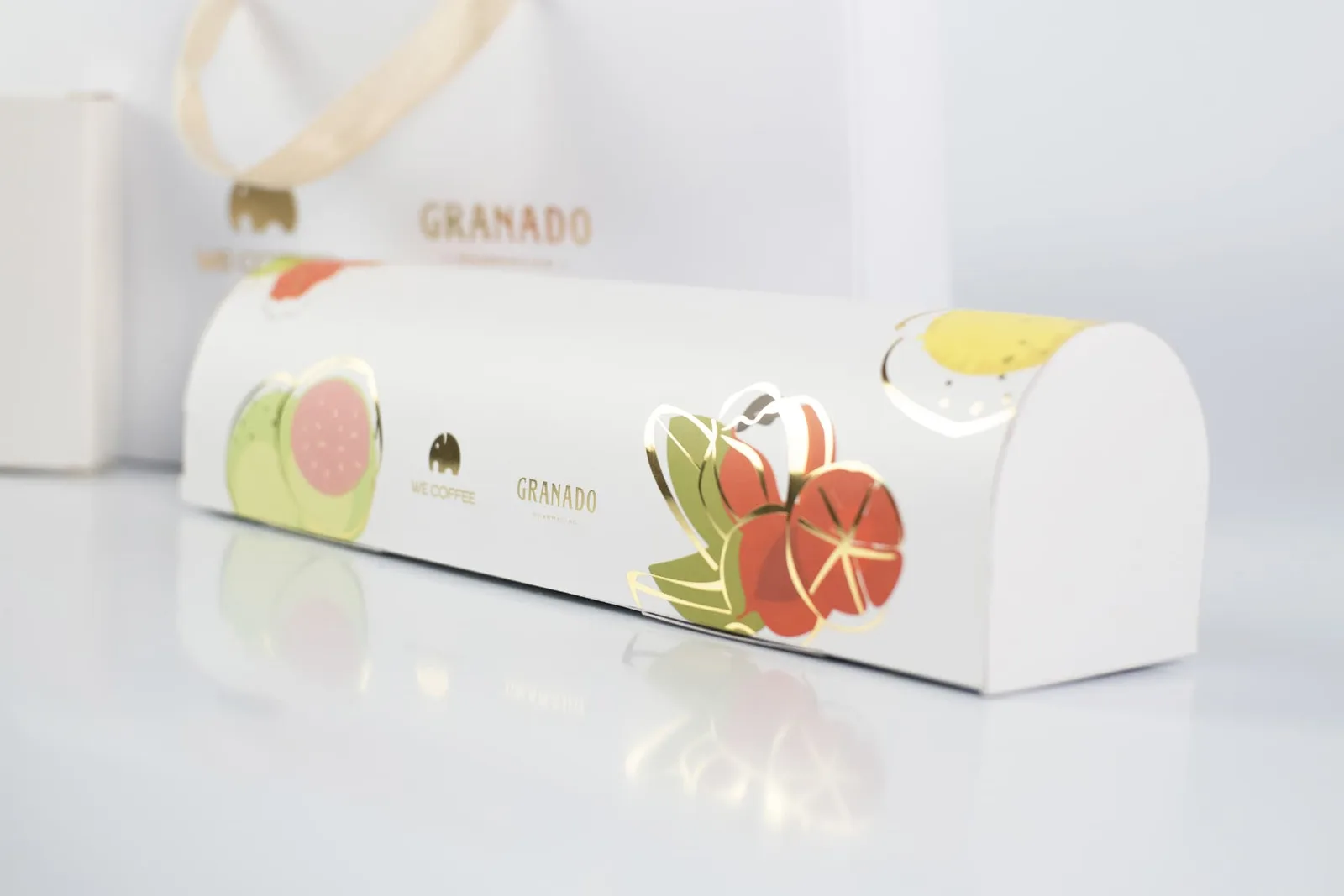 Caixa tubular Granado com ilustração de frutas e detalhes em hot stamping
