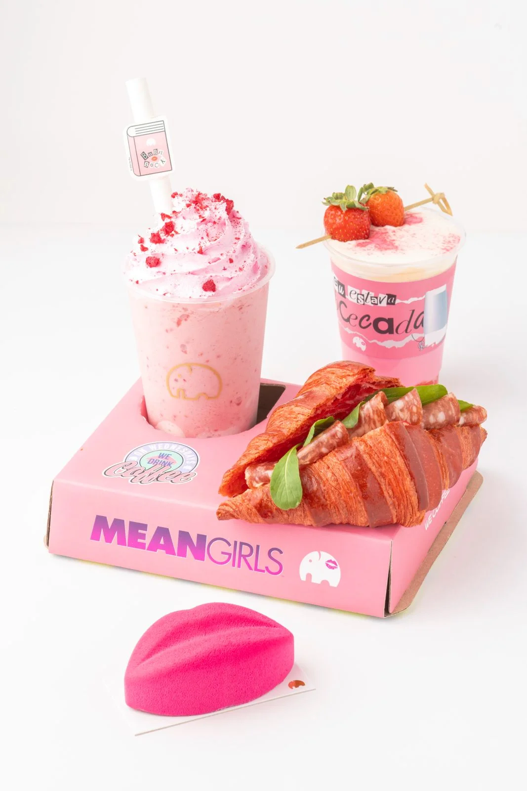 Kit Mean Girls com bandeja porta-copo rosa, drinks, croissant e decoração de boca