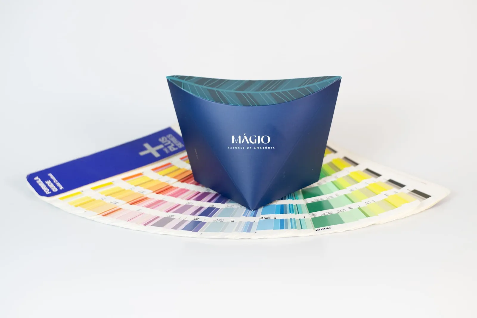 Embalagem Màgio origami azul com formato estrutural diferenciado