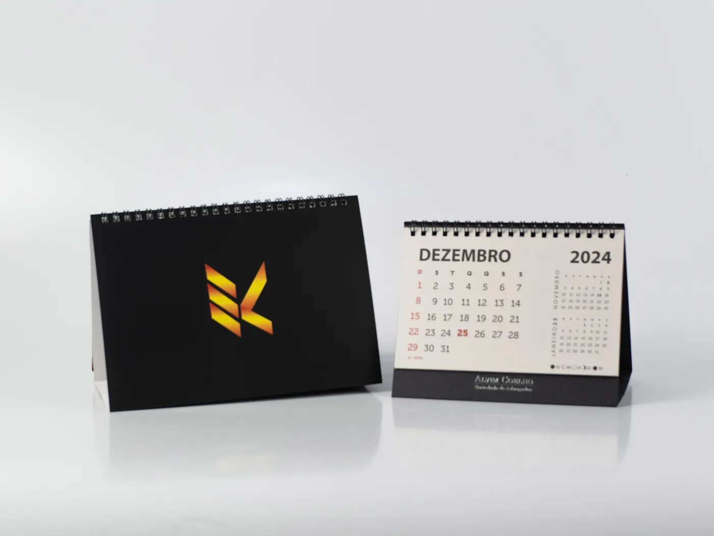 Calendário de mesa com capa preta, logotipo em degradê e miolo com encadernação wire-o