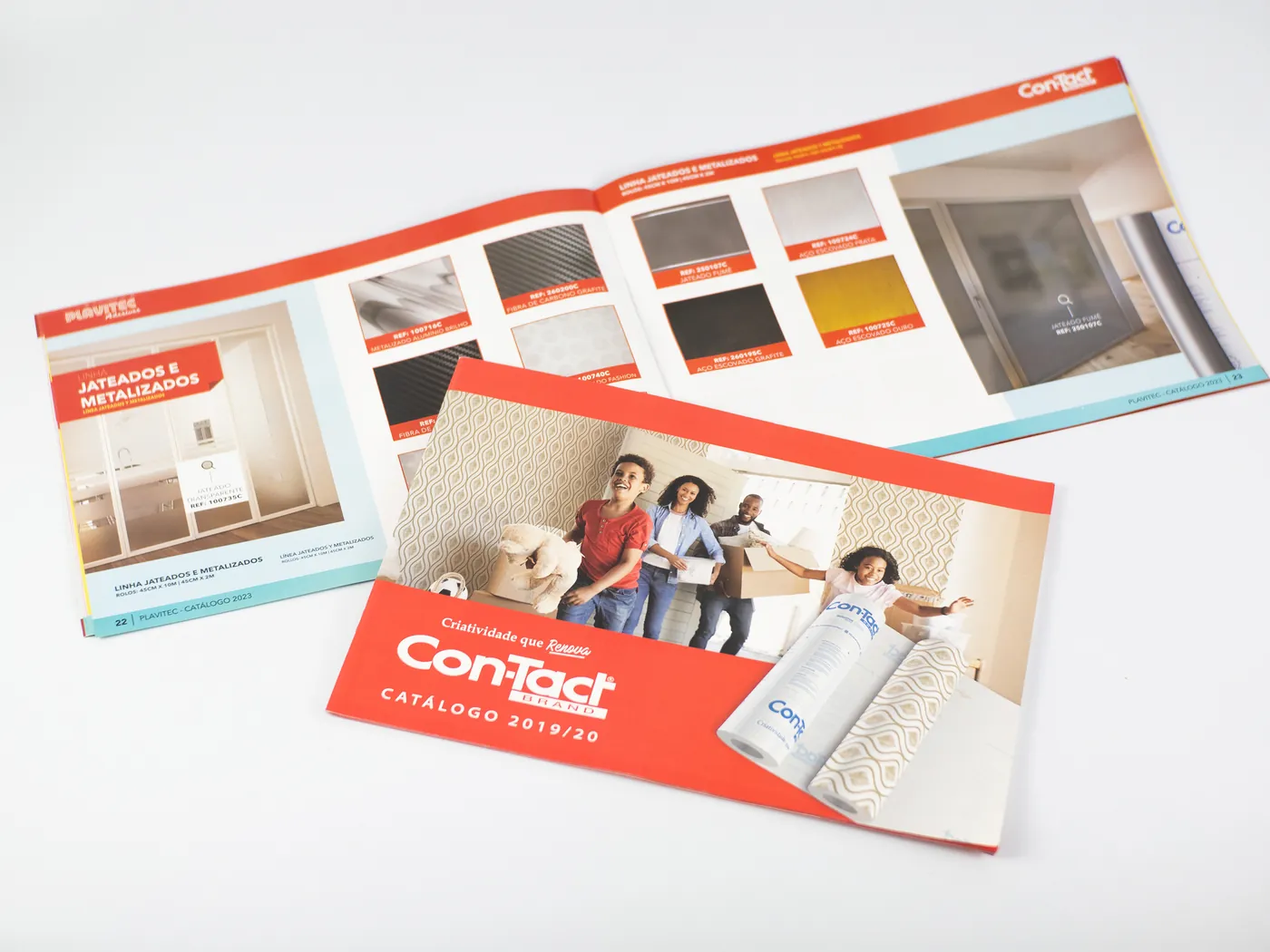 Folder comercial aberto no miolo, com fotos de produto e tabela de referências impressas em quadricromia