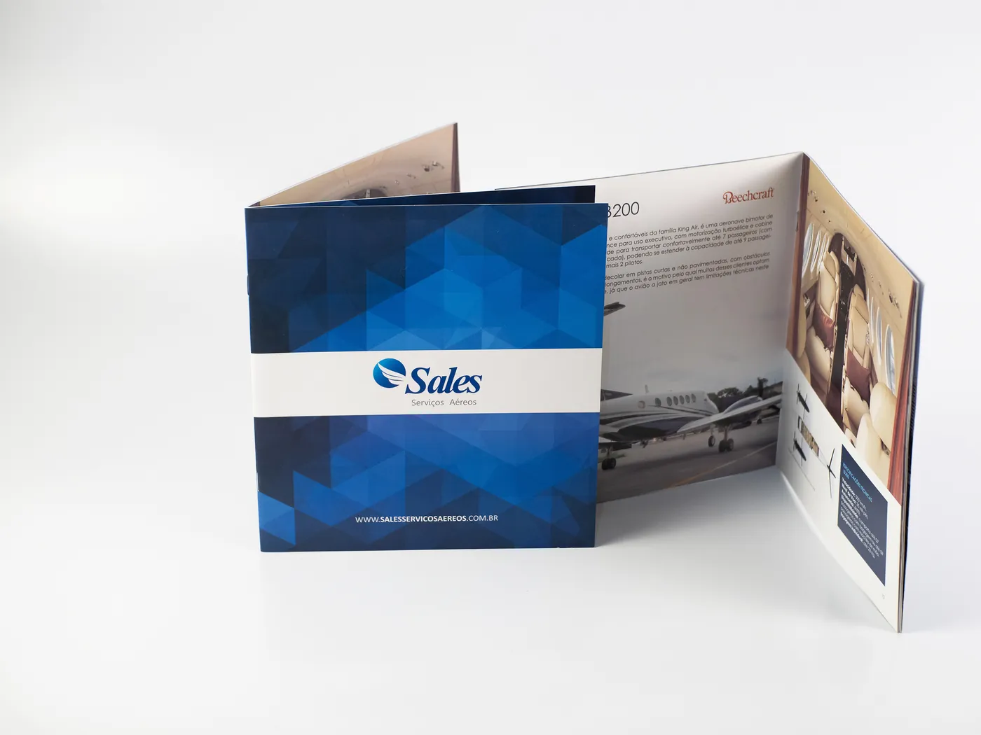 Folder institucional em formato quadrado, com laminação fosca e miolo em papel couché