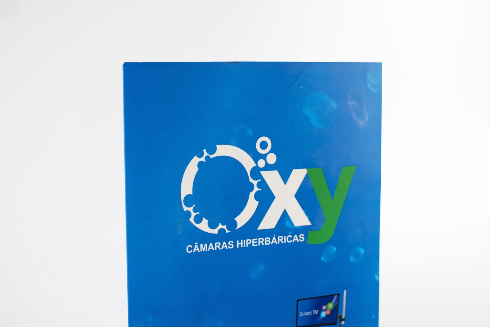 Detalhe da capa do folder com impressão em quatro cores e cobertura fosca