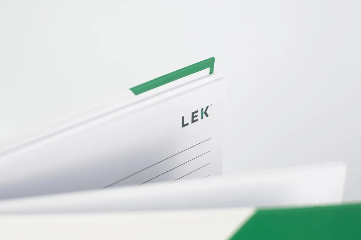 Papelaria corporativa em papel branco com logotipo impresso e marcador verde