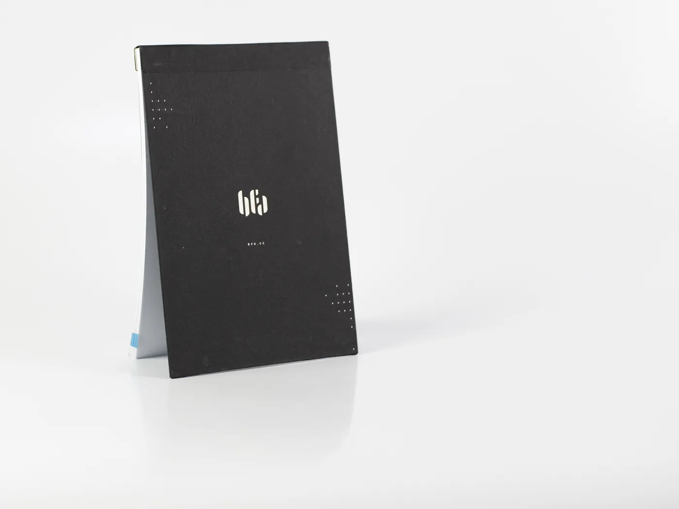 Bloco com capa preta, logotipo em hot stamping e cabeceira colada