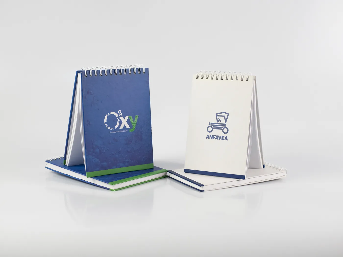 Blocos de mesa com base triangular e encadernação wire-o