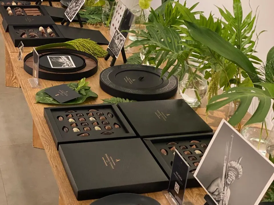 Caixas com hot stamping dourado aplicadas em evento corporativo