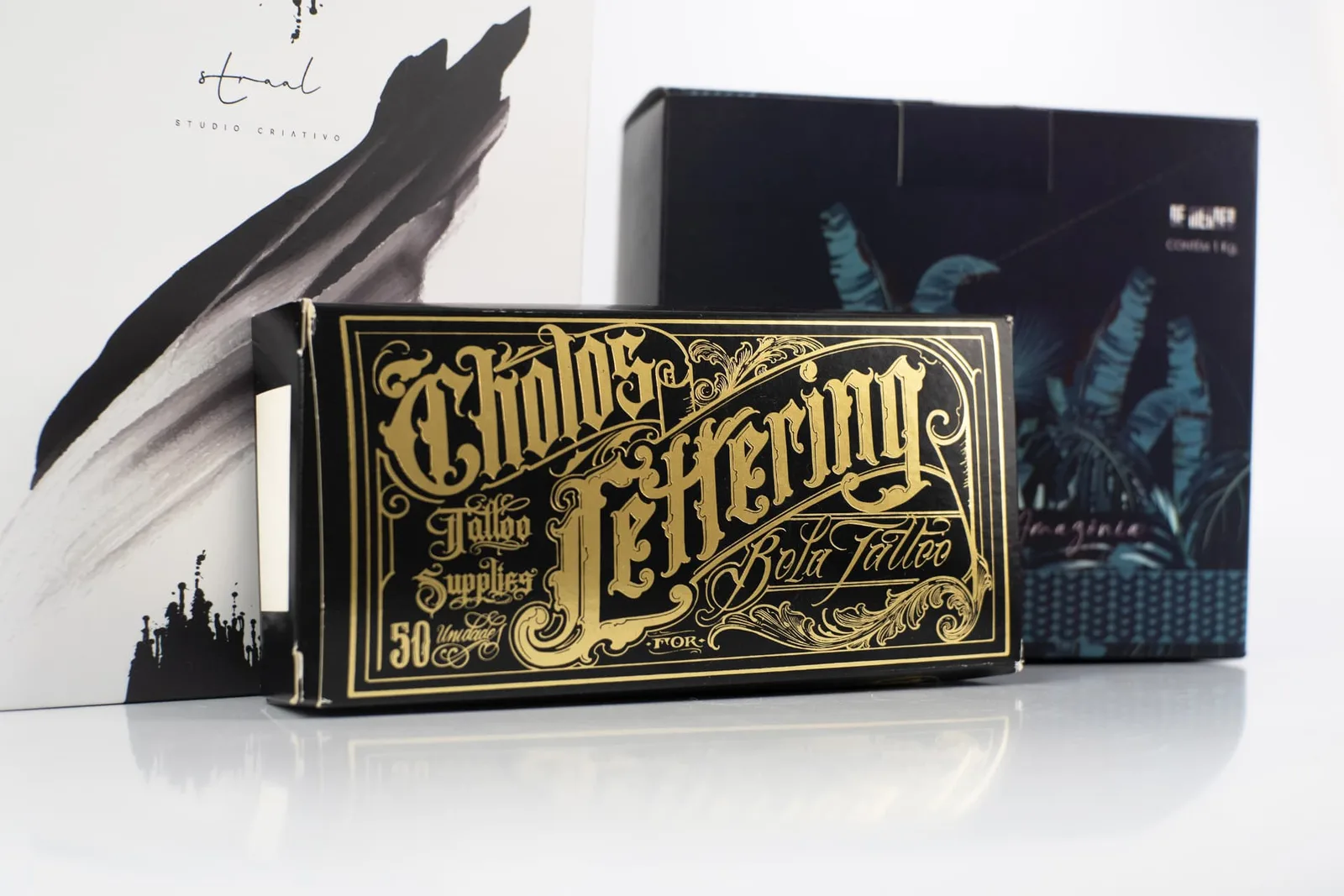 Detalhe de caixa preta com lettering em hot stamping dourado de alto brilho