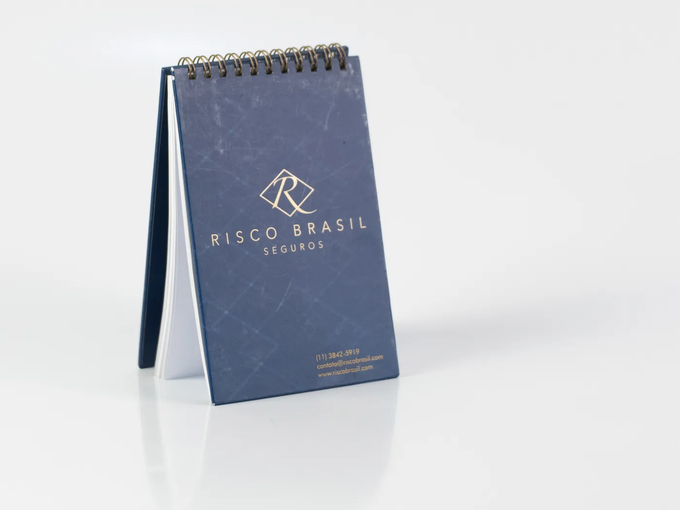Bloco de mesa com capa dura, wire-o dourado e aplicação metalizada