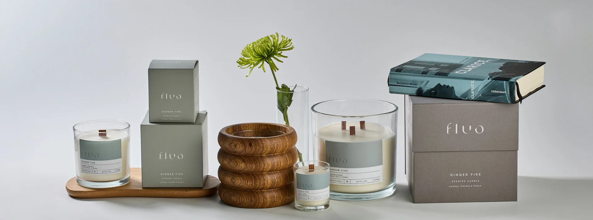 Linha de velas aromáticas Fluo Ginger Fire com embalagens em offset tons cinza e verde