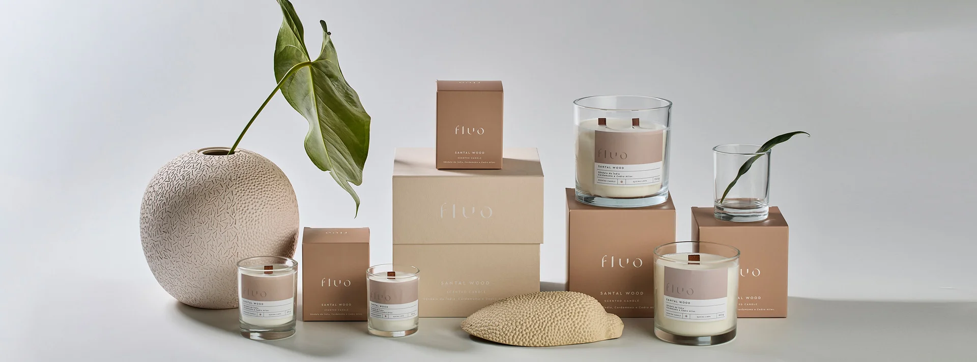 Linha de velas aromáticas Fluo Santal Wood com embalagens em offset tons caramelo e nude